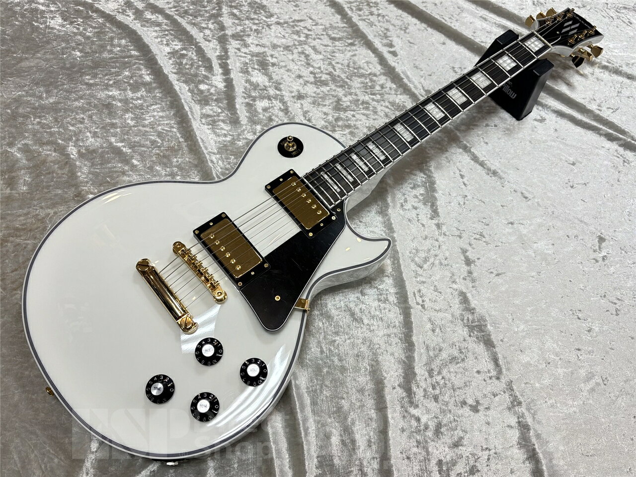 ■商品説明 EDWARDS Legacy Pickupを搭載したE-LP-CTMが入荷いたしました‼ 〇EDWARDS Legacy Pickup 楽器の持つ本来のサウンドを忠実に引き出す、そんな思いから開発されたピックアップです。 コンプレッションの少ないオープンなサウンドが特徴で、プレイヤーのニュアンスをありのままに再現します。 余計な味付けの無い素直なキャラクターはジャンルを選びません。誰もが聞き覚えのある、どこか懐かしいあのサウンド。それは、これからも色褪せず愛され続けるサウンドです。 【EDWARDS LEGACY HUMBUCKER - ELH-1n / ELH-1b】 やや抑え目ながら充分な出力を持ったブライトなサウンドのハムバッカーです。 ピッキングに対してもたつくこと無く、素早い立ち上がりを実現しました。 モダンなハムバッカーには無いクリアなドライブサウンドも魅力です。 ■SPEC BODY (Top) Hard Maple w/Laminate Binding, (Back) Okoume NECK Okoume FINGERBOARD Ebony, 22frets w/Laminate Binding RADIUS 305R SCALE 628mm NUT Bone (43mm) INLAY Glow Acrylic Block CONSTRUCTION Set-neck(Deep-joint) TUNER GOTOH SG301-04 BRIDGE Old Type Tune-Matic &amp; GOTOH GE101Z PICKUPS (Neck) EDWARDS Legacy Humbucker ELH-1n, (Bridge) EDWARDS Legacy Humbucker ELH-1b PARTS COLOR Gold(BK,WH), Nickel(JS) CONTROLS Neck Volume&amp;Tone, Bridge Volume&amp;Tone, Toggle PU Selector PAINT Polyester SET STRINGS .010 – .046 with Gig Bag こちらの商品はESPクラフトハウス以外の店舗からの発送商品となります。 セットアップ・点検については、ESPクラフトハウス同様に行なっておりますのでご安心ください。 ※掲載商品は店舗/他のWEBサービス等と並行して販売しております。随時在庫状況の更新を行っておりますが、売り切れの場合はご了承下さい。 なお、在庫の確認につきましてはお電話・メールにてお問い合わせください。
