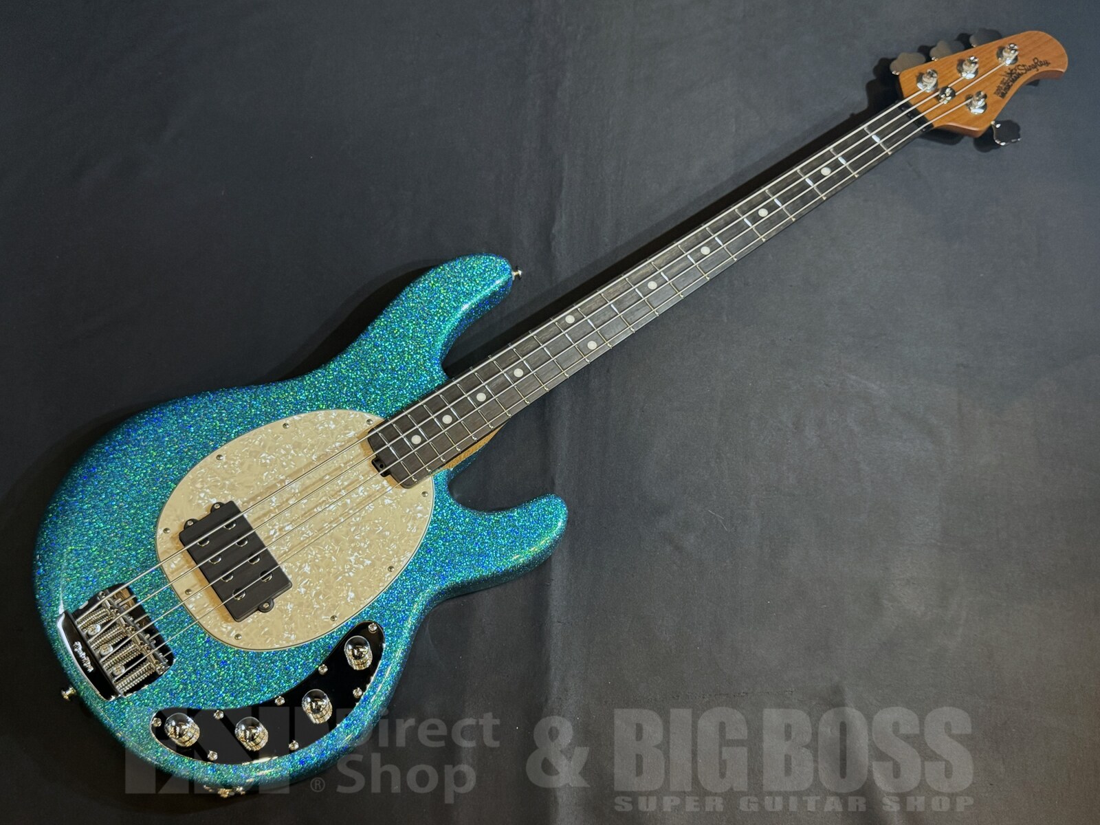■ 主な仕様 Model：StingRay Special Size：13-1/2" wide, 1-5/8" thick, 44-7/8" long (34.3 cm wide, 4.1 cm thick, 114.0 cm long) Body Wood：Select Hardwoods Bridge：Vintage Music Man top loaded chrome plated, steel bridge plate with vintage nickel plated steel saddles Scale Length：34" (86.4 cm) Neck Radius：11" (27.9 cm) Headstock Size：Only 8-3/4" (22.2 cm) long Frets：22 - High profile, wide, Stainless Steel Neck Width：1-11/16" (42.86 mm) at nut 2-1/2" (63.5 mm) at last fret Neck Wood：Select roasted maple neck Fingerboard：Ebony Neck Finish：Gunstock oil and hand-rubbed special wax blend Tuning Machines：Custom Music Man, lightweight with tapered string posts and ergonomic clover design Neck Attachment：5 bolts Controls：3-band active preamp with 18 volts of headroom; vol, treble, mid, bass Pickups：Standard - Single Humbucking with Neodymium magnets 重量：約3.9kg ■ コンディション 新品 こちらの商品はESPクラフトハウス以外の店舗からの発送商品となります。 セットアップ・点検については、ESPクラフトハウス同様に行なっておりますのでご安心ください。 ※掲載商品は店舗/他のWEBサービス等と並行して販売しております。随時在庫状況の更新を行っておりますが、売り切れの場合はご了承下さい。 なお、在庫の確認につきましてはお電話・メールにてお問い合わせください。