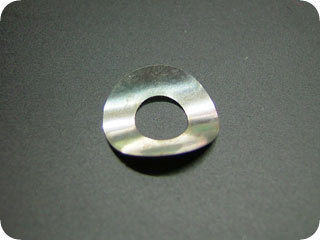 【ネコポス対応商品】 ESPカスタムラボ メタルノブノイズキラーは、メタルノブ使用時の不快なシャフトガリを排除するパーツです。 ボリュームポットのシャフトは構造上、グランド接地が不安定です。よって、金属製のボリュームノブは操作時に、指を通して落ちるアースも不安定となり、シャフトガリノイズとなります。 メタルノブノイズキラーは、板バネ上に加工された特殊ワッシャーで、ポット本体とノブの間に挟み込む事により、双方を強制的に通電させる事ができます。 ・ノブを外し、船底面を下にしてシャフトに通してノブを付け直してください。 取り付け後、数回ノブを回して馴染ませてください。 ・形状の都合上、鋭利にできています。取扱いにはご注意ください。組込み後は内蔵されるため危険はありません。 ・スイッチポットには構造上使用できません。 本製品はボリュームの信号伝達部（可変カーボン抵抗）のノイズ、およびタッチノイズを無くすものではありません。 ※在庫が無い場合はお取り寄せにお時間を頂く場合がございます。