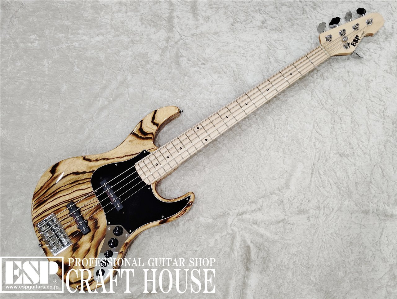 ※ピックガードに細かいピッキング傷があり、ボディバックウエスト部分などに細かい打痕等ございます。 フレットの減りはほぼ無く、演奏上問題ございません。 BODY：Swamp Ash (Thickness 42mm) NECK：Hard Maple GRIP SHAPE：Slim U FINGERBOARD：Maple RADIUS：Compound (240-400R) SCALE：889mm NUT：Unbleached Bone (46mm) FRET：JESCAR FW55090-NS, 21frets INLAY：Black Acrylic Dot JOINT：Bolt-on TUNER：GOTOH GB-11W BRIDGE：GOTOH 404BO-5 w/String-thru-body PICKUPS：(Neck) ESP Custom Lab CL-P-J5-1n, (Bridge) ESP Custom Lab CL-P-J5-1b PARTS COLOR：Chrome CONTROLS：Master Volume (w/EQ Thru SW), PU Balancer, 3 BAND EQ (ESP CINNAMON) ※画像はご使用のモニターで色味が多少異なる場合がございます。 ※掲載商品は店舗/他のWEBサービス等と並行して販売しております。随時在庫状況の更新を行っておりますが、売り切れの場合はご了承下さい。
