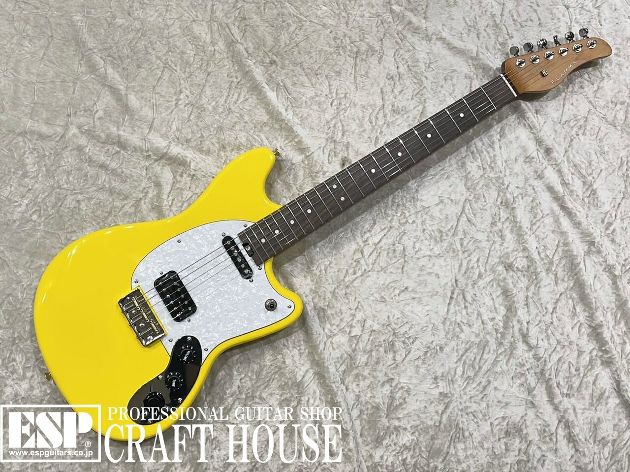 多機能なインタ－フェースを搭載した次世代のギターです!!!【即納可能】 ＜新たな可能性、創造性を秘めた最先端ギター＞ FLAMMA E1000は、高品質のクラフトマンシップと内蔵されたイノベーションを提供する次世代のギターです。 FLAMMA E1000は、プリセット、ドラム ループ、メトロノーム、ルーパー ツールを提供するインタラクティブなインターフェイスにより、無限の創造的な可能性を解き放ちます。プレイヤーはギターのスーパーノブとFLAMMAアプリを介して創造性とコントロールにアクセスし、出力を適用してカスタマイズすることができます。 FLAMMA E1000は、かさばるアンプや複雑なペダルボードを必要とせず、必要なときに完全に持ち運び可能です。また、ローステッドメイプルネック、グロス ボディ仕上げ、ローズウッド指板を備えたこのギターは、スタイリッシュな演奏体験も提供し、美しさとトーンの両方を提供します。 ・あなたのユニークなサウンドを解き放ちましょう FLAMMA E1000は Bluetooth 経由で携帯電話やタブレットとシームレスにペアリングし、FLAMMA アプリを通じて78のギターエフェクト、48のドラムループ、80秒のルーパーをアンロックします。プレイヤーはギターのスーパーノブを介してアプリの設定を正確な好みに合わせて操作し、理想的なセットアップを簡単に構築できます。ライブパフォーマンスの場合、プレイヤーはFLAMMA E1000をC4ワイヤレスフットスイッチ(別売り)に接続することで、リアルタイムでプリセットを変更できます。 ・無限の創造性のための接続性 すべてのエフェクト、ドラムマシン、ルーパーは E1000自体に内蔵されているため、1/4ジャック出力を介してアンプやスピーカーに簡単に送信できます。プレーヤーは、ヘッドフォンをギターの3.5mmヘッドフォン出力に直接接続するだけで、アンプを使わずにソロ練習を楽しむこともできます。 Bluetooth機能を使用すると、プレーヤーはオーディオを FLAMMA E1000出力に直接送信することもできます。携帯電話またはタブレットでトラックを選択し、FLAMMA E1000 とペアリングするだけで、選択したトラックでジャム演奏をお楽しみいただけます。 ・あなたのサウンドをキャプチャ プレーヤーは、内蔵 USB-C出力から OTG ケーブル (別売) を介して FLAMMA E1000 をモバイルまたはタブレットに接続することで、簡単にサウンドをキャプチャできます。プレーヤーは、FLAMMA アプリのエフェクト オプションを使用して独自のサウンドを作成し、ビデオまたはオーディオアプリケーションで直接キャプチャできます。 FLAMMA E1000 は、創造と革新に必要なすべてを制限なく提供します。 ・次世代ギター FLAMMA E1000は、演奏を次のレベルに引き上げたいギタリストのためのオールインワン・ツールです。優れたトーンを実現する高品質のビルドを提供するだけでなく、そのインタラクティブ性により、より創造的な可能性とより良い結果が得られます。内蔵コントロールを使用すると、プレイヤーはシームレスにアクセスして、外出先でも練習、演奏、創作を行うことができます。 ギターの未来がここにあります。 ＜SPEC＞ BODY：Poplar NECK：Roasted Maple GRIP SHAPE：Standard C FINGERBOARD：Rosewood RADIUS：305R SCALE：648mm NUT：Bone(42mm at Nut, 56mm at 22F) FRET：Jumbo Fret, 22frets INLAY：MOP White Dot JOINT：Bolt-on BRIDGE：FLAMMA FTB-1 PICKUPS：(Neck) FLAMMA FSS-1N, (Bridge) FLAMMA FSH-1B PARTS COLOR：Chrome CONTROLS：Master Volume, Master Tone, Super Knob(Main Output/Preset Control), 3WAY Lever PU Selector PROCESSOR：F100 EFFECTS：(Guitar) 40, (Drum) 40, 80seconds Looper BLUETOOTH：5 POWER SUPPLY：18650 2600mAh Type-C：OTG Recording / Power Supply I/O：6.35mm 1/4"Output 1000, 3.5mm Headphone Output 320 バッテリー駆動時間：約8時間 充電時間：2.5時間(DC5V2A) ※画像はご使用のモニターで色味が多少異なる場合がございます。 ※掲載商品は店舗/他のWEBサービス等と並行して販売しております。随時在庫状況の更新を行っておりますが、売り切れの場合はご了承下さい。