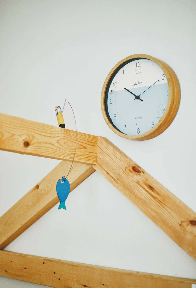 INTERFORM インターフォルム おしゃれ時計 Fiskliv フィスクリヴ 壁掛け時計 | 掛け時計 時計 かわいい 電波時計 電波 壁時計 サーフ 西海岸 北欧 シンプル リビング 子供部屋 一人暮らし ウォールクロック インテリア 絵本 海 さかな 釣り 木 木製 ギフト オシャレ [2]