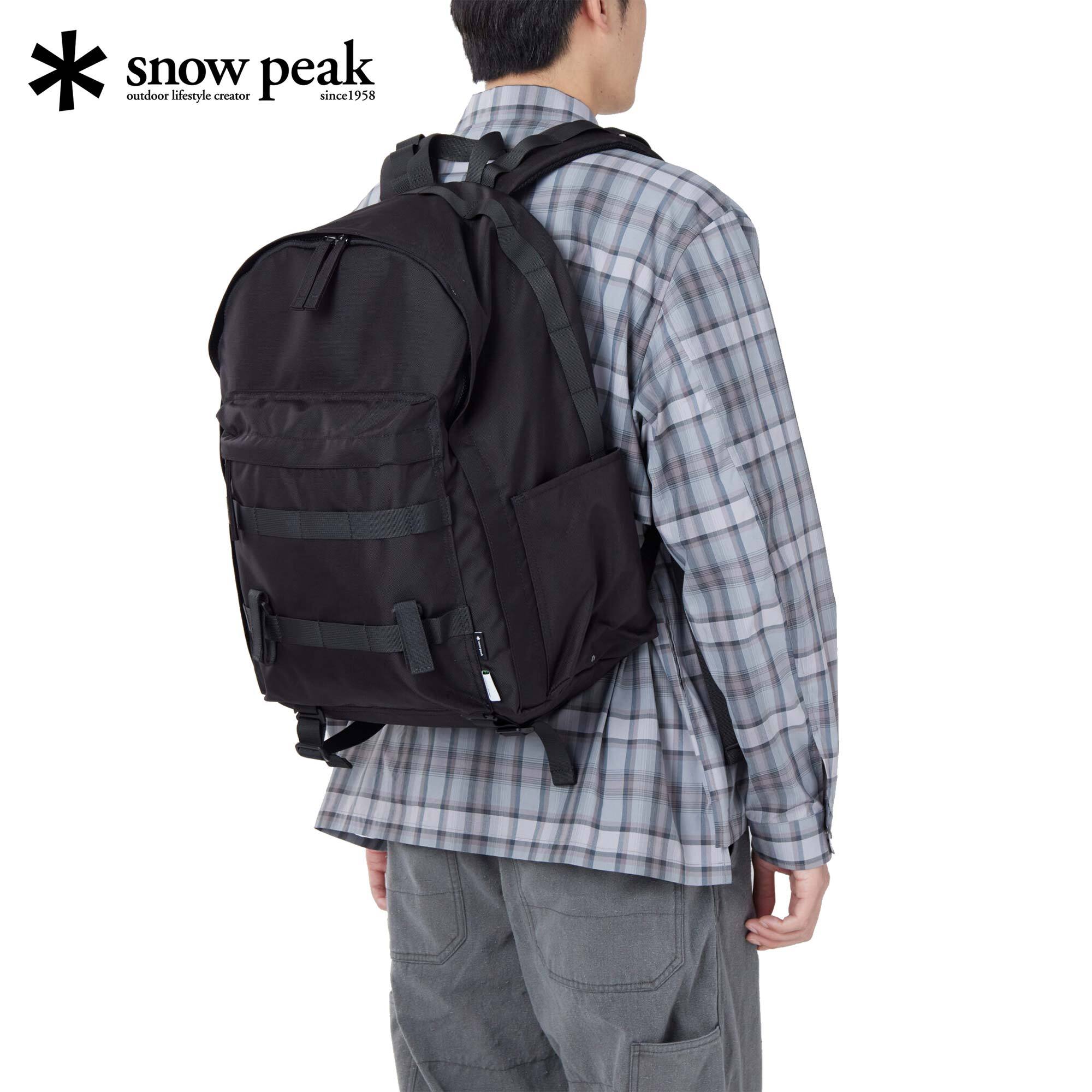 リサイクルコーデュラ840Dを仕様したバックパック。 ※24AWのLightweight Taslan Ripstop Backpackより容量を小さくしています。・生地の特性と底面に2重仕様で荷物を入れていなくても自立。・全面解放できるフロントファスナー仕様。・内側に大型のポケットを完備。・ボトルや傘などが余裕で入る、大きなサイドポケットを2つ完備。・底面にバックル付きのバンドを完備。※荷物（寝袋やテントやマットなど）をくくりつけておける仕様になっています。・モールシステムを採用。※画面上と実物では多少色具合が異なって見える場合もございます。ご了承ください。素材100％リサイクルナイロン原産国中国製管理code：79739880自社出荷