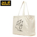 【商品名】 JP PAW CANVAS TOTE 【商品型番】 2011341 【ブランド】 Jack Wolfskin（ジャックウルフスキン） 【商品詳細】 タフなコットンキャンバス仕立てのトートバッグ。ナチュラルな風合いに映える、ビッグサイズのポウグラフィックプリントが存在感大。シンプルながらもマチを備えた大容量のサイズ感で、タウンユースからキャンプまで、様々なシーンで活躍します。 【特徴】 ・ボディ:コットンキャンバス ・寸法(cm):47x44x10cm ・容量:約20L ・サイドマチ付 ・かすれPAWマークプリント 【素材】 コットン100% 【サイズ】 47x44x10cm 【ご注文の前に必ずご確認下さい】 ※メーカー在庫（お取り寄せ品）も取り扱っておりますので、発送までに1週間〜10日いただく場合がございます。 ※当店では複数店舗で在庫を共有している為、稀にご注文が重なり在庫切れとなる場合がございます。 その際はお電話、メールにてご連絡させて頂いております。ご了承くださいませ。 ※Tシャツ、ポロシャツ類・ソックス・アンダーウェア・スイムウェア・スイムキャップ類に関しましては、直接お肌に触れる商品の為、「交換・返品」につきましては初期不良を除き衛生面を考慮させていただきご遠慮いただいております。 何卒ご了承くださいますようお願い申し上げます。 ※モニタ閲覧環境によっては、画面の商品と実際の商品の色が異なって見える場合がありますがご了承ください。 メーカー希望小売価格はメーカー商品タグに基づいて掲載しています関連商品Jack Wolfskin ジャックウルフスキン JP MF CNNC...Jack Wolfskin ジャックウルフスキン 8007341 JP...JAGUY ヤガイ JAG-1939 ユニセックス メンズ レディース...4,880円3,735円3,140円PeakPerformance ピークパフォーマンス G77383 ユ...Salomon サロモン XT 20 ユニセックス ハイキングバッグ ...Jack Wolfskin ジャックウルフスキン 5032631 JP...5,760円14,850円16,830円PeakPerformance ピークパフォーマンスG76936 OG...Jack Wolfskin ジャックウルフスキン 5031271 キッ...MILLET ミレー MIS0660 リュック バックパック 後付けポ...6,720円4,401円2,880円