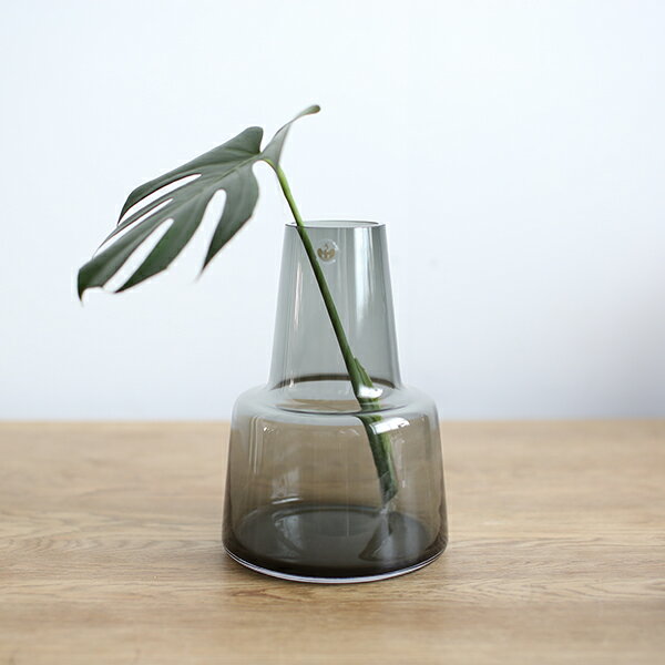 乐天商城 - 【フラワーベース】Flora vase H24cm (mediumneck) smoke 4340858 iess【HOLMEGAARD ホルムガード フローラ グレー ガラスの花瓶 お洒落 花瓶】