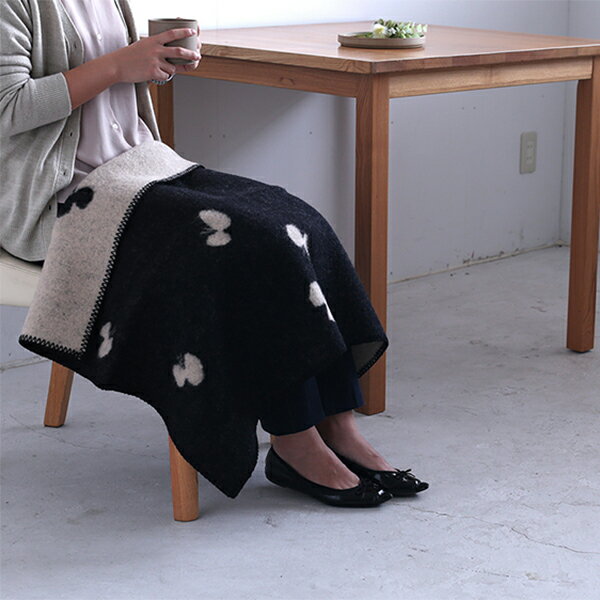 【正規取扱店】KLIPPAN ウールミニブランケットCHOUCHO(SIZE:650mm×900mm/ブラック) KP890587【ミナ・ペルホネン 皆川明 エコラムウール チョウチョ ちょうちょ ギフト 贈り物 御祝 入学祝 入園祝】のサムネイル