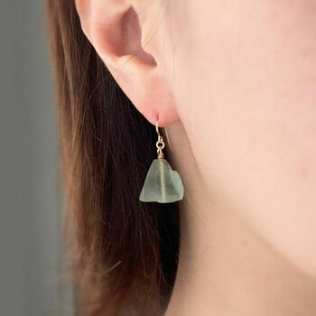 グリーンフローライト＜原石＞のピアス（K14GF）のサムネイル