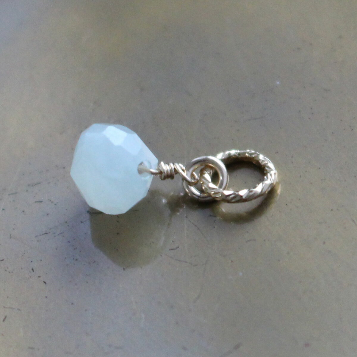 翡翠 オニオン チャーム K14GF 天然石 ミント グリーン 5月誕生石 シンプル オフィス カジュアル ゴージャス お守り 幸福 浄化 厄除け 鉱物 鉱石 ...