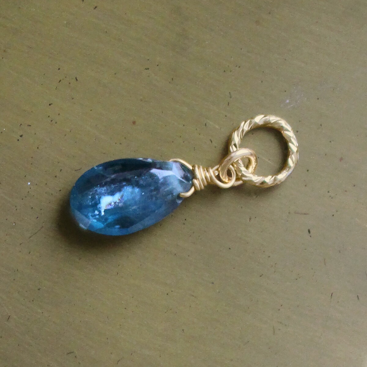 インディゴブルーカイヤナイト チャーム ペアシェイプ K14GF 天然石 ブルーグリーン ネイビー シンプル オフィス お守り 財運 幸運 鉱物 鉱石 パワース...