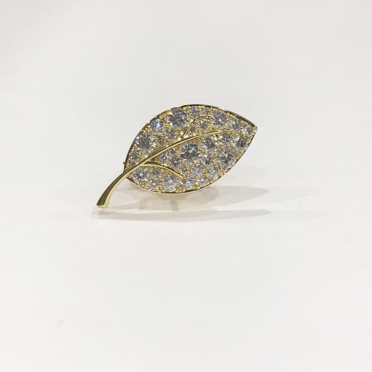 【極美品】ギメル　ツクシモチーフ　Pt,18K,ダイヤモンドブローチ 極美品】ギメル ツクシモチーフ Pt,18K,ダイヤモンドブローチ - メルカリ