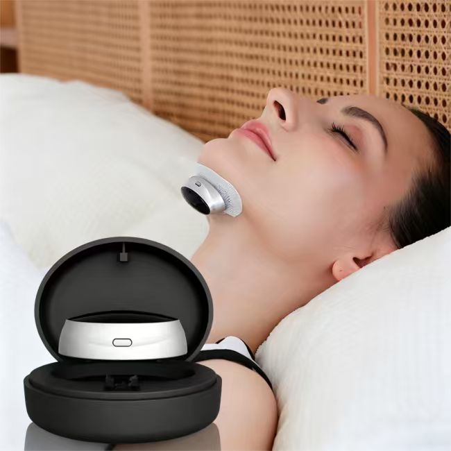 エステ・サプライの快眠補助グッズ ヤトネレール IB-K01 睡眠補助器 EMS 3段階強度調整 睡眠サポート 旅行 機内 USB充電式 ゲルパッド10枚入り 充電ケース付き 寝言 いびき対策 快眠グッズ 安眠グッズ キヨラカ 正規品【送料無料/沖縄・離島除く】｜アングル2