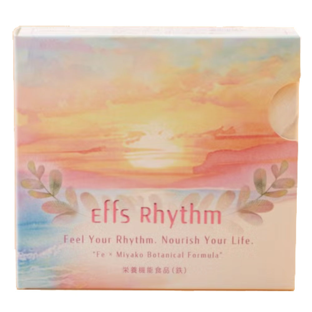 Effs Rhythm えふりずむ 30包入 ■わたしを整える、島のちから。 “宮古島が生んだ8種の植物とFe（えふ）が、日常を上質なリズムへ” 忙しい毎日の中で、食事が不規則になったり、生活リズムが乱れたり。 女性の身体にとって、知らず知らずのうちに不足しがちな栄養素のひとつが鉄分（Fe） 鉄は、毎日のコンディションを保つのために欠かせない大切な栄養素。 宮古島の植物の恵みとともに、女性のリズムある毎日を優しく支える鉄の栄養機能食品です。 内容量 18g（0.6g×30包） お召し上がり方 1日1包程度を目安に、ぬるま湯または水と一緒にお召し上がりください。 原材料名 月桃（国内製造）、宮古ビデンス・ピローサ、ビーツ（葉）、パクチー、マイヤーレモン（種子・皮）、パパイヤ、春ウコン、ホウレンソウ／セルロース、クエン酸鉄 区分 健康食品/日本製 販売者 株式会社うるばな宮古 広告文責 株式会社デライト　03-6261-5781