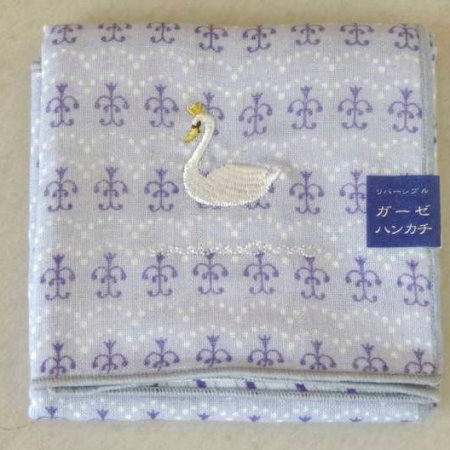 【ロココとスワン】はんかち　リバーシブルガーゼハンカチ ムラサキ　白鳥刺繍　はくちょう濱文様
