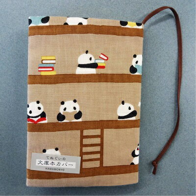 　●発売元　(株)ケイス　濱文様　●開いたサイズ　約23．5センチ×16センチ　●素材　綿100％　手ぬぐい生地を使用した文庫本カバー手ぬぐいのやわらかな手触り文庫本の厚みに合わせて調節できます便利な紐しおり付き※製品によって柄の見え方は異なります。予めご了承下さいませ