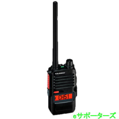 シンプルキーモデル パッケージ仕様 SRD611 PKG SRD611-BT PKG (Bluetooth対応） パッケージ仕様 SRD611 PKG / SRD611-BT PKG 付属品： リチウムイオンバッテリー（SBR-55LI）、ベルトクリップ（SHB-34）、 ERAアンテナ（SRA-31F）、充電スリーブ（SBH-56）、ACアダプタ（SAD-35A) 簡単操作で、そのまますぐに使えます クラス最高の防塵防水性能 IP68 ※1、ハードな現場に応えるMIL-STD-810H※2準拠の堅牢構造 騒音や風切り音を効果的に除去 音声を浮かび上がらせるAIノイズキャンセリング ハイパワー 送信出力 5Wで広い通信範囲 高音質・大音量スピーカー 1400mW 使いやすい大型アクセスキー（送信ボタン） 自動で混信を回避するヤエス コネクト 接客中でも声を出さずにスタッフに合図を送るキュー機能 通話の開始、終了時にビープ音で確認 1回の充電で約19時間の運用が可能※3 飛びが違うERAアンテナ （スタンダードアンテナ） Bluetoothワイヤレス運用（SRD611-BT） ● USB Type-C 本体充電に対応 ● オートロック機能付イヤホンジャック ● ヤエス コネクトを使わない一般モードにも対応 項目 送受信周波数 上空用チャンネル（15波）（モニターのみ対応） 送信出力 電池持続時間 低周波出力 本体寸法 本体重量約 237g (SBR-55LI、SRA-31Fを含む)■配送について※沖縄・離島地域は追加送料をお願いする場合がございます。詳細はご注文後にご案内いたします。