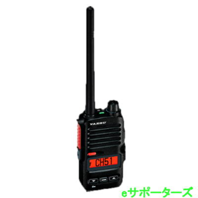 フロントキー付モデル パッケージ仕様 SRD612 PKG SRD612-BT PKG (Bluetooth対応） パッケージ仕様 SRD612 PKG / SRD612-BT PKG 付属品： リチウムイオンバッテリー（SBR-55LI）、ベルトクリップ（SHB-34）、 ERAアンテナ（SRA-31F）、充電スリーブ（SBH-56）、ACアダプタ（SAD-35A） 簡単操作で、そのまますぐに使えます クラス最高の防塵防水性能 IP68 ※1、ハードな現場に応えるMIL-STD-810H※2準拠の堅牢構造 騒音や風切り音を効果的に除去 音声を浮かび上がらせるAIノイズキャンセリング ハイパワー 送信出力 5Wで広い通信範囲 高音質・大音量スピーカー 1400mW 使いやすい大型アクセスキー（送信ボタン） 自動で混信を回避するヤエス コネクト 接客中でも声を出さずにスタッフに合図を送るキュー機能 通話の開始、終了時にビープ音で確認 1回の充電で約19時間の運用が可能※3 飛びが違うERAアンテナ （スタンダードアンテナ） Bluetoothワイヤレス運用（SRD611-BT） ● USB Type-C 本体充電に対応 ● オートロック機能付イヤホンジャック ● ヤエス コネクトを使わない一般モードにも対応 項目 送受信周波数 上空用チャンネル（15波）（モニターのみ対応） 送信出力 電池持続時間 低周波出力 本体寸法 本体重量約 237g (SBR-55LI、SRA-31Fを含む)■配送について※沖縄・離島地域は追加送料をお願いする場合がございます。詳細はご注文後にご案内いたします。