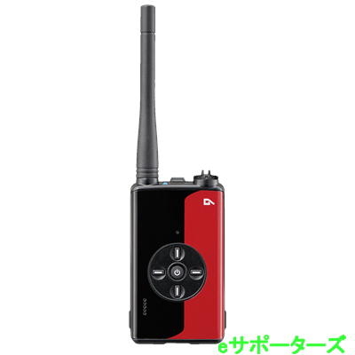 製品特徴 液晶は無く、すべての操作、状態、設定を音声でお知らせします。音声は日本語で、 例えば「アクシュモードです。設定元のトランシーバーを送信して下さい」のように 詳しい内容までお知らせします。 業務用無線機には液晶無しのものも多数存在しますが、武骨なデザインが主流です。 DJ-DPX2Eはサービス業でもお使い頂けるよう、見た目にもこだわったデザインと色使いです。 通常の82CH（チャンネルモード）の他に、予めチャンネル番号、ユーザーコード 、秘話、VOXの設定をプログラムした「プリセットモード」を実装しています。 出荷状態で30個、パソコン編集ソフトを使えば50個の間で増減できます。 DJ-DPX1同士で使うときは好みの状態にセットされているプリセット番号に合わせるだけで、 すぐにUCや秘話を使った通話ができます。このプリセットデータはリセットしても消えません。 従来のデジ簡機の機能やセットモード項目とほぼ同等の内容をキー操作で設定できます。 液晶が無いと面倒なように思えますが、日本語の音声でお知らせするため、かえって容易で直感的に使えます。 既にAMBE方式の3Rデジ簡をお使いならACSH（アクシュ）で自動的にチャンネルとユーザーコードをサーチして設定、 キーロックします。さらにDJ-DPX1同士でお使いになるなら1台だけ設定を済ませれば、残りはまとめて無線でクローンが可能、 多数の無線機のセットアップも容易です。 外郭保護性能はIP65/66/67の耐塵（ほこりが入らない）、対暴噴流防水（全方向からの強い放水に耐える）、 防浸（水につける）試験に合格、振動と衝撃は米軍規格のMIL-810相当で、ハードな現場にも対応します。 （ご注意：本製品にはスピーカーマイクジャックの防水カバーは付属しないので、指定のマイク類を接続しないと 防水にはなりません。またバッテリーパック単体も防水ではありません。） 強化キーを含む49万通りの秘話コード、イヤホン断線検知、送受通話録音など、 弊社製登録局の便利な機能ももちろん搭載しています。（但し操作性を優先して、 個別呼び出し機能は敢えて採用を見送りました。） 付属品の標準バッテリーパックでもBS無しで11時間の長時間運用が可能なエコ設計です。 標準付属品 EBP-98　　リチウムイオン充電池パック（7.2V 2200mAh） EDC-215 充電用ACアダプター EDC-214R 充電スタンド EA-247　　ミドルアンテナ EBC-46　　ベルトクリップ ・保証書、取扱説明書、申請書類一式 (外部マイクの使用が基本のため、防水キャップADJP221は付属しません。）