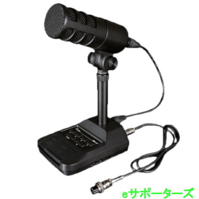 SM-J1は、アイコムのマイクロホンラインナップの中で、最高峰に位置する製品です。IC-7760等の高級機と相性の良い、洗練されたデザインになっています。その存在感は、シャックの雰囲気だけでなく、運用のモチベーションさえも高めます。 デュアルダイナミックマイクロホンエレメントを採用することで、高音質を実現しています。低周波の強い風圧の影響を受けにくいため、マイクに息が吹きかかった際もポップノイズを気にせず使用できます。さらに、優れた周波数特性により、ダイナミックマイクロホンの特徴である、明瞭で重厚感のある音質を存分に発揮します。 使用シーンや周囲の環境に合わせて、単一指向性/無指向性を切り替えることができます。 単一指向性は、正面から入る音を拾いやすく、側面や後方からの音を拾いにくいことが特長です。周囲のノイズや生活音を抑圧できるため、共有スペースや屋外での運用に適しています。しかし、マイクと口元が近距離の場合、単一指向性のマイクでは近接効果により、低音が強調される特徴があります。この低音によりSSBではALCがかかり、中高音域の音声が抑圧されて、了解度が低下します。 一方で、周囲の音全体を拾う無指向性では、マイクとの距離による周波数特性の変化が小さいため、音質を損なわず、高い了解度を実現します。個室でのラグチュー運用に有効です。また、マイクに近づいて話すことで、トークパワーを上げられるため、DX交信時やパイルアップの場面でも活躍します。 マイクロホン部は工具無しで簡単に取り外すことが可能です。市販のアーム等（5/8インチネジ）に取り付けて、マイクの位置を自分好みに調整することが可能です。アームに取り付けることで、卓上の振動がマイクに直接伝わりにくくなり、送信音声に混入するノイズを抑えることができます。 市販のフットスイッチを導入することで、足元でのPTT操作を実現します。PTT操作に手を取られることなく、無線機やパソコンの操作に集中いただけます。コンテストにおいても、S&Pやロギングに専念することができ、より効率的に運用することが可能です。 メーカーセレクトスイッチを搭載し、JAIA（日本アマチュア無線機器工業会）加盟メーカーの各種無線機でご使用いただけます。メーカーの垣根を超えて、より充実したアマチュア無線運用をサポートします。■配送について※沖縄・離島地域は追加送料をお願いする場合がございます。詳細はご注文後にご案内いたします。
