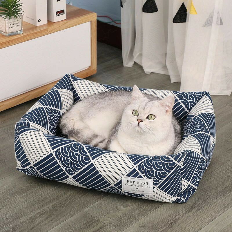 ??「使い心地」と「使いやすさ」にこだわったデザイン。猫と小型犬などの小動物向けのスクエア型のペットベッド。モチモチのPP綿と手触りの良い生地を使用。クッションにはPP綿がたっぷり!ふわふわで寝心地抜群。もっちりとした感触の柔らかベッドが愛ネコと愛犬の体をやさしく包まれ、ふんわり支えます。可愛いスクエア型で、手足が伸ばしやすい。柔らかベッドが体にフィットして思わずうっとり。高い縁に綿がたっぷりはいている。ふっくらもちもちで、顎のせにぴったり。入り口が低いデザイン。出入りしやすく足の悪い子にもシニアにも優しい。 ??オールシーズン快適に眠れるペットベッド。側生地は手触りあったかなソフト生地、肌に優しい。にゃんこちゃんやワンちゃんはいつも暖かくぐっすり眠れます。 ??「使い心地」と「使いやすさ」にこだわったデザイン。猫と小型犬などの小動物向けのスクエア型のペットベッド。モチモチのPP綿と手触りの良い生地を使用。クッションにはPP綿がたっぷり!ふわふわで寝心地抜群。もっちりとした感触の柔らかベッドが愛ネコと愛犬の体をやさしく包まれ、ふんわり支えます。可愛いスクエア型で、手足が伸ばしやすい。柔らかベッドが体にフィットして思わずうっとり。高い縁に綿がたっぷりはいている。ふっくらもちもちで、顎のせにぴったり。入り口が低いデザイン。出入りしやすく足の悪い子にもシニアにも優しい。 ??オールシーズン快適に眠れるペットベッド。側生地は手触りあったかなソフト生地、肌に優しい。にゃんこちゃんやワンちゃんはいつも暖かくぐっすり眠れます。