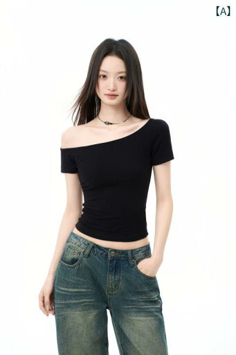 紺色の ギャルの 肩の 半袖は t シャツを 修理 します。 紺色の ギャルの 肩の 半袖は t シャツを 修理 します。