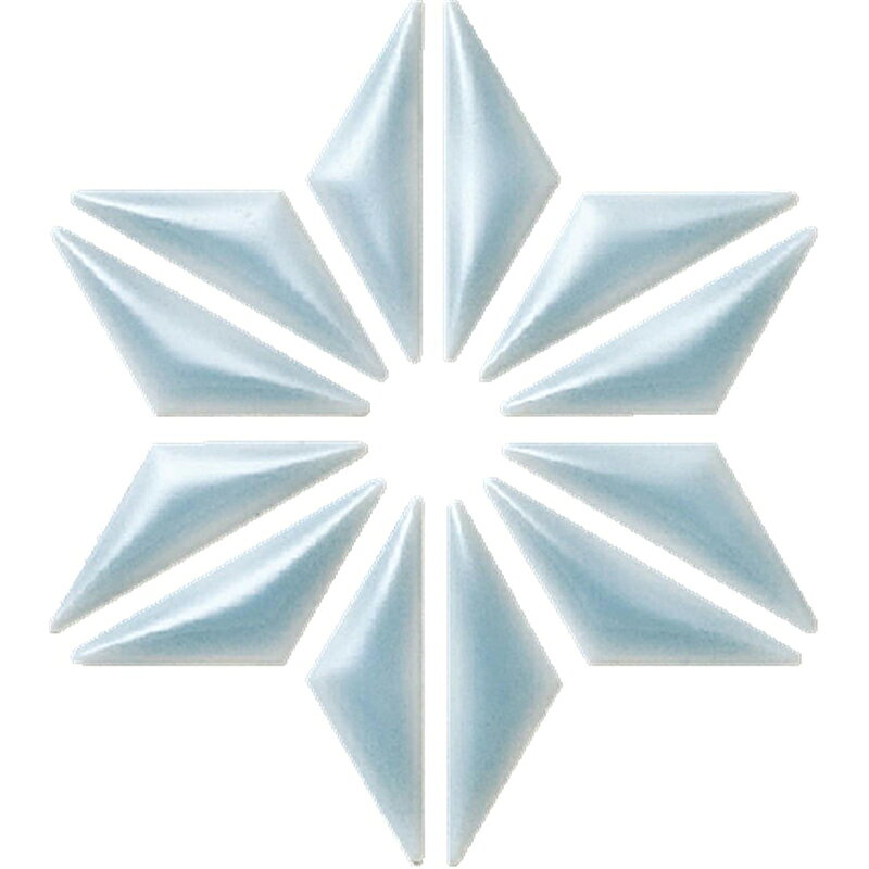 こちらは後払い決済不可商品となります。クレジットカード決済/コンビニ決済もしくは銀行振込にてお申し付けください。 asanoha 麻の葉45X14三角紙貼りFRO-024 【注：価格は1シートの価格です。ケース(入数)に満たない数量での出荷の場合、1品番(1種類)につき1100円(税込)の荷造り手数料が発生いたします。】 シート当個数：144個 目地幅（縦）：2.5mm 目地幅（横）：2.5mm 材　質　：施釉 / I類 / 磁器質 / 乾式成形 生産国：日本 スペック 麻の葉【 FRO-024 】 形　状 45X14三角紙貼り 標準寸法 45x14三角mm 厚　さ 6mm 目地共寸法 242.5x315mm m&sup2;当必要枚数 13シート/m&sup2; 重　量 19kg/箱 ※商品についてのご注意 ●この製品は目地幅の広い部分がありますので、目地材は外装用を使用してください。 ●ご発注後、シート加工致しますので納期をご確認ください。 ●アクセントカラーは標準品ですが、30m&sup2;以上のご注文につきましては納期をご確認ください。 ●シート加工の際、紙の収縮によりシート寸法に誤差が生じる場合がありますのでご注意ください。 ※施工上のご注意 ●外壁へは接着剤張り工法で施工してください。接着剤は名古屋モザイク「スーパーダイン2・プラス（弾性接着剤）」をご使用ください。 ご注文の前に必ずお読みください ■ケースに満たないご注文について 1． 1ケース（25シート）に満たないご注文の場合、1品番(1種類)につき1100円(税込)の荷造り手数料が発生いたします。 こちらの商品の送料につきましては送料表の「260サイズ」を参照願います。&nbsp;※送料に関する注意点楽天のシステムの不備により、複数商品を購入した場合に送料が表示されない場合がございます。ご注文後、当店よりメールにて送料をお知らせしますので、ご了解下さい。&nbsp;