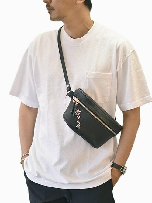 ブランド革メッセンジャーバッグ（メンズ） CROSSED ARROWS Mid Size Shoulder Bag　クロッシードアローズミッドサイズ ショルダーバッグ ストラップ　牛革　本革 シルバー スタッズ サコッシュ　肩掛けバッグ 日本製　 人気 メンズバッグ