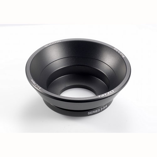 ジッツオGS3322V100システマティックビデオアダプター3型100mmは、全ての2型・3型・4型（従来の4型アルミニウムを除く）のシステマティック三脚で100mmハーフボールビデオ雲台を使うためのアクセサリーです。ビデオ雲台は本来動画撮影用に開発されていますが、超望遠レンズを使うフォトグラファーにも人気があります。GS3322V100はセーフティーキャッチを備え、セーフティーボタン付きの最近のシステマティック三脚と組み合わせて使うと、三脚側のレバーを締め忘れてもアクセサリーが不意に外れないようになっています。重量:114 g素材:アルミカラー:黒Series:2, 3, 4