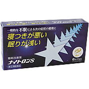 睡眠改善薬　　指定第2類医薬品 商品情報 商品名ナイトロンS 広告文責越中富山の元気堂076-478-0021 製造販売元中央薬品株式会社(富山県富山市四十物町4-9) 区分日本製・指定第2類医薬品 効能・効果一時的な不眠の次の症状の緩和寝つきが悪い、眠りが浅い 用法・容量寝つきが悪い時や眠りが浅い時、次の1回量を1日1回就寝前に服用してください。※15歳未満は服用しないでください。大人（15歳以上）：1日1カプセル 成分・分量成分・分量　1カプセル中 成分分量 ジフェンヒドラミン塩酸塩50mg 添加物精製水、ゼラチン、グリセリン、マクロゴール 使用上の注意 【 してはいけないこと 】 （守らないと現在の症状が悪化したり、副作用・事故が起こりやすくなります） 1．次の人は服用しないでください。 　（1）妊娠又は妊娠していると思われる人。 　（2）15歳未満の小児。 　（3）日常的に不眠の人。 　（4）不眠症の診断を受けた人。 2．本剤を服用している間は，次のいずれの医薬品も使用しないでください。 　他の睡眠鎮静薬，かぜ薬，解熱鎮痛薬，鎮咳去痰薬，抗ヒスタミン剤を含有する内服薬等（鼻炎用内服薬，乗物酔い薬，アレルギー用薬等） 3．服用後，乗物又は機械類の運転操作をしないでください。（眠気等を起こすことがあります。また、本剤の服用により、翌日まで眠気が続いたり、だるさを感じる場合は、これらの症状が消えるまで、乗物又は機械の運転操作をしないでください。） 4.授乳中の人は本剤を服用しないか、本剤を服用する場合は授乳を避けてください。 5.服用前後は飲酒しないでください。 6．寝つきが悪い時や眠りが浅いときのみの服用にとどめ、連用しないでください。 【相談すること】 1．次の人は服用前に医師，薬剤師又は登録販売者に相談してください。 　（1）医師の治療を受けている人。 　（2）高齢者。（高齢者では眠気が強くあらわれたり、また反対ん神経が高ぶるなどの症状があらわれることがあります） 　（5）薬などによりアレルギー症状を起こしたことがある人。 　（6）次の症状のある人。 　　排尿困難 　（7）次の診断を受けた人。 　　緑内障，前立腺肥大 2．服用後，次の症状があらわれた場合は副作用の可能性があるので，直ちに服用を中止し，この説明書を持って医師，薬剤師又は登録販売者に相談してください。 関係部位：症状 皮膚：発疹・発赤，かゆみ 消化器：吐き気・嘔吐，食欲不振 精神神経系：めまい，頭痛，起床時の頭重感，昼間の眠気，気分不快，神経過敏，一時的な意識障害（注意力の低下，ねぼけ様症，状判断力の低下，言動の異常等） 泌尿器：排尿困難 その他：動悸，倦怠感 3．服用後，次の症状があらわれることがあるので，このような症状の持続又は増強が見られた場合には，服用を中止し，医師，薬剤師又は登録販売者に相談してください。 　口のかわき、下痢　　 4．5〜6回服用しても症状がよくならない場合は服用を中止し、この説明書を持って医師、薬剤師又は登録販売者に相談してください。　 【その他の注意】　 翌日まで眠気が続いたり、だるさを感じることがあります。　 保管及び取扱い上の注意直射日光の当たらない湿気の少ない涼しい所に保管してください。 （1）直射日光の当たらない湿気の少ない涼しい所に保管してください。 （2）小児の手の届かない所に保管してください。 （3）他の容器に入れ替えないでください。（誤用の原因になったり品質が変化します） （4）使用期限（外箱に記載）を過ぎた製品は服用しないでください。なお、使用期限内であっても、服用後はなるべく早く服用してください（品質保持のため） （5）カプセル剤は、吸湿しやすいので、ぬれた手などで触れないように注意してください。 内容量6カプセル 医薬品の使用期限使用期限1年以上の商品を販売しております。