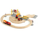 BRIO ブリオ レールウェイセット レール＆ロードクレーンセット〜BRIOの大人気玩具・木製レールセットシリーズ！従来のレールにロードパーツ（道路）が加わったレールウェイセット。26ピース。