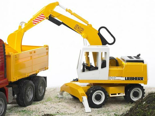 Bruder ブルーダー社 Liebherr ショベル〜Bruder Pro Series(ブルーダー プロシリーズ)。ドイツの老舗おもちゃブランドBruder社の働く車のミニカー。1：16のスケールダウンで大迫力の車のおもちゃです。【簡易ラッピング】