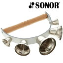 ドイツ有数の打楽器メーカーSONOR（ゾノア社）の幼児楽器「オルフシリーズ」。 本格的な楽器としても使用されているスモールパーカッションシリーズです。 子どもたちはリズムに合わせて体を動かすのが大好きです。 歌いながら全身を使ってリズムをとったり、歌やピアノに合わせて演奏しましょう♪ 音楽を使って、身体的・感覚的・知的に子ども達の育成を図るリトミックにもオススメです。 ○対象年齢：2歳/3歳/4歳/5歳/6歳〜 ○サイズ：L18cm ○製造元：SONOR ゾノア社（ドイツ）※ドイツ製 ○輸入元：Atelie NIKI TIKI（アトリエ・ニキティキ） ○安全基準：ヨーロッパ安全基準CE ○材質：金属、他［SONOR ゾノア社］カネ &nbsp; ドイツ有数の打楽器メーカーSONOR（ゾノア社）の幼児楽器「オルフシリーズ」。 本格的な楽器としても使用されているスモールパーカッションシリーズです。 子どもたちはリズムに合わせて体を動かすのが大好きです。 歌いながら全身を使ってリズムをとったり、歌やピアノに合わせて演奏しましょう♪ 音楽を使って、身体的・感覚的・知的に子ども達の育成を図るリトミックにもオススメです。 ■SONOR（ゾノア社） SONOR（ゾノア社）は、1875年に旧東ドイツで創業されたドイツ有数の打楽器メーカーです。 1953年にドイツの作曲家・音楽教育者であるCarl Orff（カール・オルフ氏）の音楽理論に基づいた子どものための楽器『ORFFシリーズ』が製品ラインナップに加わりました。 オルフ氏は、音楽教育の中でまずリズムに重点を置いき、そのためには、リズム表現にふさわしい、音色に優れた、しかも扱いやすい素朴で、身体の動きに結びついた楽器がふさわしいと考えていました。 「オルフシリーズ」の楽器は、小さな子どもたちが失敗を恐れずに、どのように弾いても音楽を楽しむことができるよう配慮されています。 成長のレベルや音楽のジャンルに関係なく、子どもたちの音楽活動をはげまし育んでいく打楽器「オルフシリーズ」は、著名な音楽教育者やセラピストたちと協力しながら開発され、作り続けられています。 ゾノア社はオルフシリーズなどの楽器を開発すると同時に、楽器を使用した情操教育にも力を注いでいます。 1991年からゾノア社は、ドイツのHOHNER（ホーナー社）の一部となり楽器製造を行っています。 ▲SONOR（ゾノア社）の幼児楽器一覧はコチラです。