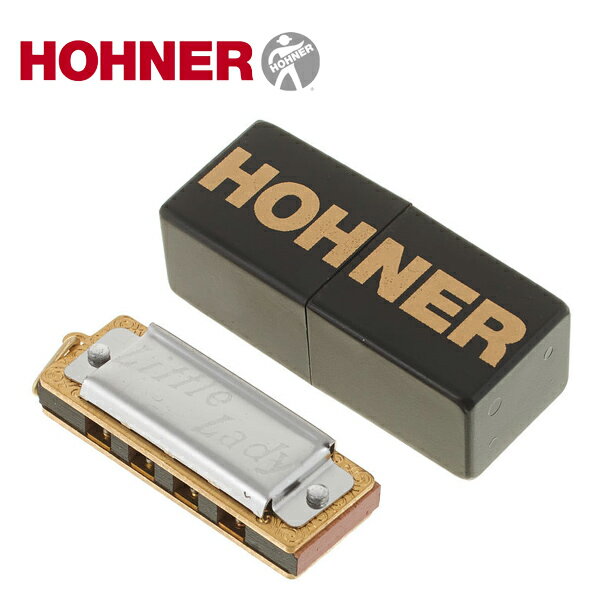 世界的に有名なドイツの楽器メーカーHOHNER（ホーナー社）のとっても小さな4穴のハーモニカ「リトルレディ」です。 「リトルレディ」の名を知らしめたのは、1965年アメリカの宇宙飛行士ウォルター・シラー による宇宙船での「ジングルベル」の演奏です。 サイズ3.5cm、重さ7.5gの小さなハーモニカで見事に演奏して地球にある基地のスタッフを驚かせたというのは有名な話があります。 4穴しかありませんが、しっかり1オクターブがでます。 リトルレディには小さなリングがついているので、多くの音楽家や、このハーモニカのファンは、ネックレスようのチェーンを使い首から下げています。 ○対象年齢：3歳/4歳/5歳/6歳〜大人の方 ○サイズ：L3.5cm ○製造元：HOHNER ホーナー社（ドイツ）※ドイツ製 ○輸入元：Atelie NIKI TIKI（アトリエ・ニキティキ） ○安全基準：ヨーロッパ安全基準CE ○材質： カバー表面/ステンレス リードプレート/真鍮 ボディマウスピース/ABS 誕生日プレゼント クリスマスプレゼント ちょっとしたプレゼント 組み合わせてプレゼント［HOHNER ホーナー社］ハーモニカ リトルレディ &nbsp; 世界的に有名なドイツの楽器メーカーHOHNER（ホーナー社）のとっても小さな4穴のハーモニカ「リトルレディ」です。 「リトルレディ」の名を知らしめたのは、1965年アメリカの宇宙飛行士ウォルター・シラーによる宇宙船での「ジングルベル」の演奏です。 サイズ3.5cm、重さ7.5gの小さなハーモニカで見事に演奏して地球にある基地のスタッフを驚かせたというのは有名な話があります。 4穴しかありませんが、しっかり1オクターブがでます。 リトルレディには小さなリングがついているので、多くの音楽家や、このハーモニカのファンは、ネックレスようのチェーンを使い首から下げています。 ■HOHNER（ホーナー社） HOHNER（ホーナー社）は1857年に創業のアコーディオンやハーモニカなどで世界的に有名なドイツの楽器メーカーです。 ホーナー社のハーモニカは有名ミュージシャンにも愛用されています。 昔ながらの美しいフォルムや刻印のハーモニカは、持っているだけで嬉しくなります。いつもポケットやカバンに入れて音楽を楽しめます。 ▲HOHNER（ホーナー社）のハーモニカ一覧はコチラです。