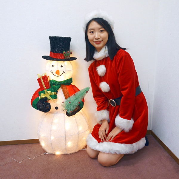 クリスマス装飾　LEDファブリックスノーマン（ハーフ）　H90cm 【商品番号】No.2559 【商品説明】 クリスマスのイベントや装飾・ディスプレイ・イルミネーションに！電源ONでモチーフ内のLEDが光ります。半立体のため、壁際やドアの前に飾るにはピッタリ！プレゼントとツリーを持っている雪だるまがとってもキュート！ 【大きさ】45x28x90cm 【仕様】LED50球、屋内仕様、消費電力3．6W、ACアダプター使用