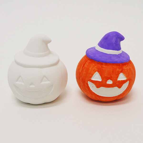 お絵かき陶器貯金箱　ハロウィンパンプキン 【商品番号】No.23870　1個No.23871　10個 【商品説明】色を塗るだけで、自分だけのハロウィンの貯金箱が完成です。絵の具、マーカー、鉛筆、クレヨン、なんでもOK。完全に乾いたら、付属のシールを底に貼って、貯金箱の完成。 【大きさ】W7cm×D7cm×H8cm 【写真サイズ】色を塗り、乾いたあと、市販の工作用ニスを塗ると、ツヤのある作品になります。