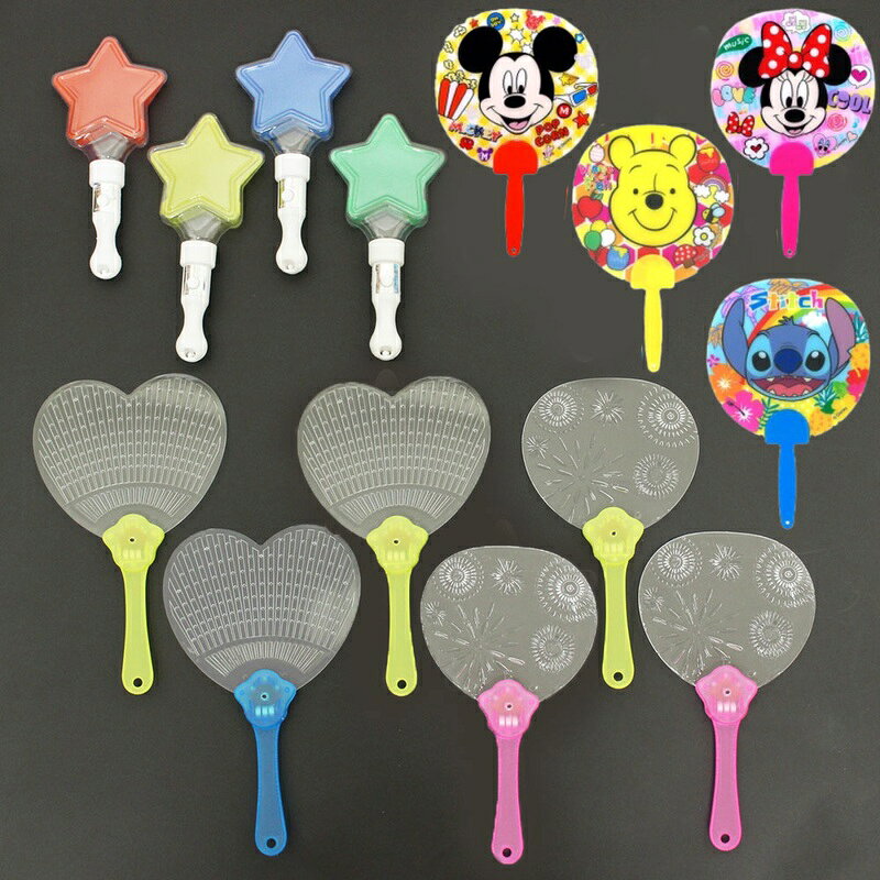 ペンライトとうちわ抽選会　62名様用 【商品番号】No.26036 【商品説明】暑い時期のお祭りにピッタリの、ペンライトやハート柄の光るうちわ・ディズニー柄のうちわが当たる抽選セットです。ピカピカ光るので、縁日で大人気！三角くじと抽選箱が付いているのですぐに抽選会ができます。町内会のイベントや、お店でのイベント、子供会のイベントと、お手軽にミニイベントができます。 【セット内容】 景品　62個、抽選くじ　62枚、抽選箱 1個【景品内容】A賞　光るスターペンライト（2本セット）※色はアソート　　5本+予備1セットB賞　光るハートうちわ　11本+予備1本C賞　光るうちわ花火柄　22本+予備2本D賞　ディズニー顔柄ミニうちわ　24本計　62本 【備考】色・柄・種類など商品内容が一部変更になる場合があります。光らないなどの製品不良を見越し、予備を付けております。つきましては、返品交換などはお受けいたしかねますので、予めご了承下さい。