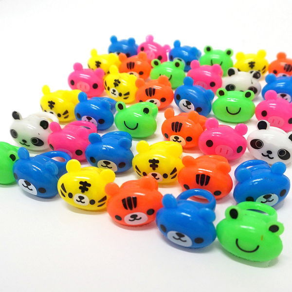 ピカピカ光るアニマル指輪　34個+予備2個 【商品番号】No.7180 【商品説明】スイッチボタンで指輪が光ります。やわらかいゴム素材でぷにっとしています。お顔の部分を押すと、赤・青・橙にピカピカ光ります。 【大きさ】約H3×W4×D4cm...