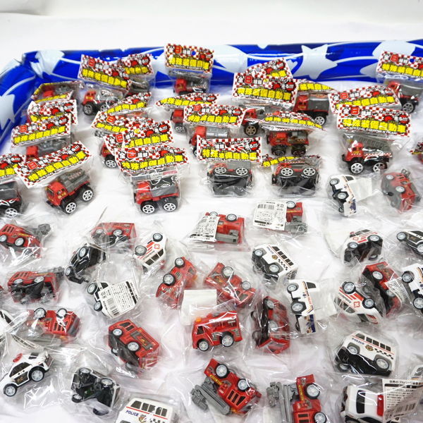 救急車や消防車など緊急車両の釣りつりイベント大会　97個 【商品番号】No.8872 【商品説明】おもちゃ・玩具の釣り大会イベントセットです。釣竿で、乗り物おもちゃを釣り上げるゲームです。乗り物おもちゃの袋にある穴に釣り竿をひっかけて釣っていただきます。町内会のイベントや、お店でのイベント、子供会のイベントと、お手軽にミニイベントができます。 【セット内容】乗り物おもちゃ　97個（特殊装備自動車　25個、世界の緊急車　72個）釣竿　2本四角プール(80×90×8cm) 1 個 【備考】 商品の内容に変更がある場合がございます。ご了承ください。