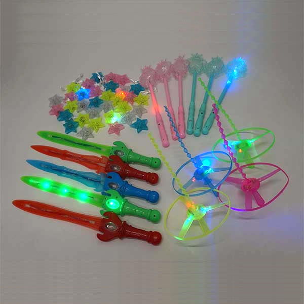 光りものフラッシュグッズ抽選会セットNo.1　55名様用+予備7個 【商品番号】No.9986 【商品説明】色々な光るおもちゃを集めた抽選会セットです。夏らしいセット商品となっております。暑い夏に合わせて縁日やお祭り、子ども会などでご利用頂...