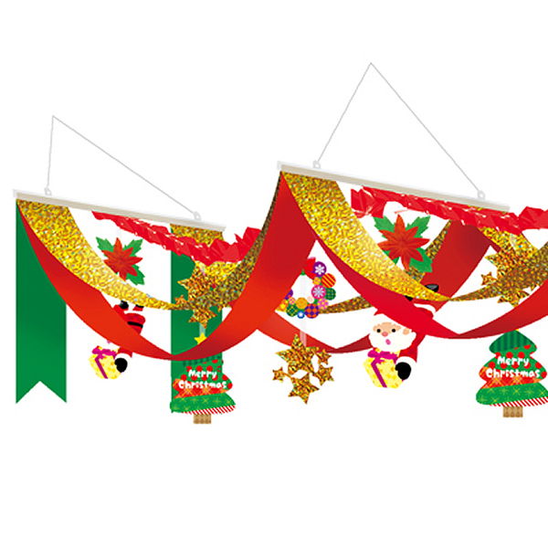 クリスマス装飾　サンタストーリーデラックスペナント　L160cm 【商品番号】No.3345 【商品説明】 「おっとっと」と言いながらプレゼントを配っているかのようなサンタさんがポイントです。また、ラメ仕様の星やペナントがきれいです。クリスマスのディスプレイ・飾り付け、天井の吊り下げ装飾などに最適です。 【大きさ】H40×W44×L160cm 【素材】不織布、PVC、紙、PP