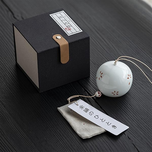 陶器風鈴 桜モチーフ 和風飾り ミニ 風鈴 夏の風物詩 ウィンドチャイム 車内吊り飾り ギフトボックス入り 祈願用 余韻のひととき 高温焼成 そして澄んだ音色 ...