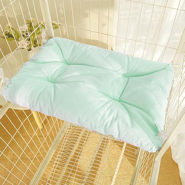 ペット マット ケージ用 猫 ベッド 落ちない 四隅ループ付き 紐で固定できる ふかふか 綿 リバーシブル 柔らか 洗える 犬 クッション 布団 ずり落ち防止 通年 グリーン 20*40ブランド色グリーンモデル商品説明【商品概要】&#127774;【ケージに結ぶだけでズレない！】ひもで固定できるふかふかスクエア型ペットマットで、お留守番中もケージやサークルの中でまったり過ごします♪4隅にループが配置されて（裏表あり）、付属の紐をループに通せば、ケージや椅子などにしっかり結んで固定でき、安定感の良いマットタイプです。にゃんこが上がったり下りたりしても落ちる心配がないので安心。お布団の下に潜り込むのが好きな子にもおすすめです。&#127774;【偏りにくいシート状中綿】従来の粒状中綿ではなくて、繰り返しの洗いに耐えられるように、綿をシート状に加工して、ふんわりとした膨らみとボリューム感が持続。洗濯機でジャブジャブ洗っても、中綿も片寄らず、こまめに洗えるので、ずっと清潔！ポリエステルわたなので、湿気やカビに強く、濡れてしまってもすぐ乾いて、扱いやすいです。&#127774;【リバーシブル一年中使える&#128151;】両面とも肌あたりが優しいコットンのリバーシブル仕様なので、一年中快適に使えるペットマットです。夏は、自然にひんやり感をもって、気温の高い日でもサラサラ感触に。冬は、熱は布地の中にたまり放出されにくくなっているので、暖かく過ごします。天然素材なので、チクチクすることはありません、一年中不快感なくスヤスヤ眠ります。&#127774;【使いやすい四角い形】フラットなスクエア型の猫・犬用クッションなので、ケージ内の棚や天井にぴったり。お部屋や木製ベッド、サークル内にも置きやすく、いつも使っているベッドの中に敷いて使うのもおすすめ！程よい厚みがあるので、棚板の硬い冷たい感じが伝わらず、ふわふわで柔らかいので、とても寝心地が良いです。&#127774;【優しいパステルカラー】ブルー、イエロー、グリーン、ピンク、オフホワイトのおしゃれな5色展開。柔らかいパステルカラーで可愛らしい雰囲気。淡い色合い×やさしい肌触りで、おうち時間を暖かく快適に過ごそう！どっちも可愛くて、飼い主様のお好みやおうちの子の毛色に合わせて、色々お選びいただけます。それぞれ3サイズ展開なので、ケージの棚やトレー、ステップなどサイズに応じて選ぶこともできます。&#127774;【注意事項】素材：表地-綿100%、中綿-ポリエステル100%、付属の紐-綿100%。ディスプレイやモニターの設定によって、色味が少し異なる場合がございます。初期不良や弊社の都合による遅延などの場合は、注文履歴からメールで当社までご連絡いただければ、交換・返金対応をさせていただきます。商品は配送時に多少圧縮してお届けしているため、開封時すぐは若干のシワや中綿の偏り、ふくらみが少なく感じられることがございます。【お手入れ方法】洗濯機で丸洗いできます。【商品説明】 ペット マット ケージ用 猫 ベッド 落ちない 四隅ループ付き 紐で固定できる ふかふか 綿 リバーシブル 柔らか 洗える 犬 クッション 布団 ずり落ち防止 通年 グリーン 20*40【商品詳細】商品種別：犬用ベッド・クッション商品名：ペット マット ケージ用 猫 ベッド 落ちない 四隅ループ付き 紐で固定できる ふかふか 綿 リバーシブル 柔らか 洗える 犬 クッション 布団 ずり落ち防止 通年 グリーン 20*40製造元：商品番号：2024111904商品内容：XS(20*40cm)色：グリーン【当店からの連絡】