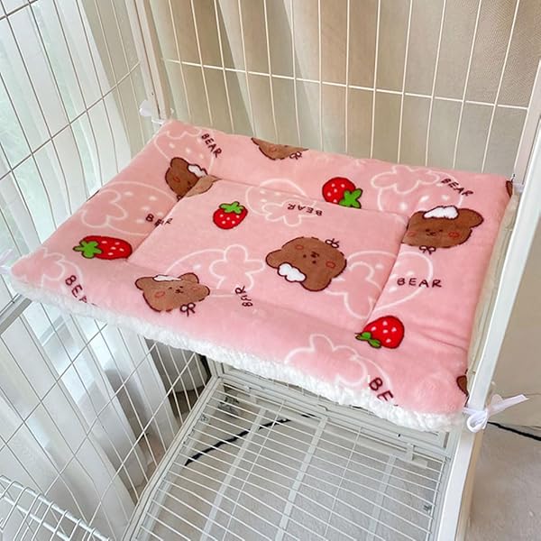 ペット マット ケージ用 猫 ベッド 落ちない 四隅紐付 ふわふわ ボア フリース リバーシブル スクエア型 暖かい 洗える 犬 布団 ずり落ち防止 通年 クマピンク 38*58cmブランド色クマピンク（フリース＆ボア）モデル商品説明【商品概要】&#128059;【ケージに結ぶだけでズレない！】ひも付きふわふわスクエア型ペットマットで、お留守番中もケージやサークルの中でまったり過ごします♪紐が4か所付いているので、ケージや椅子などにしっかり結んで固定でき、安定感の良いマットタイプです。にゃんこが上がったり下りたりしても落ちる心配がないので安心。キャンバス生地なので、爪も引っかかりにくい、耐久性にも優れています。&#128059;【リバーシブル一年中使える&#128151;】さらっとした肌触りのリネンキャンバスの柄面とフワフワぬくぬくボア面のリバーシブル仕様なので、一年中快適に使えるペットマットです。肌寒い季節に冬用のもけもけあったか面にして、ふわっとした毛足でずっと触れていたくなる柔らかさで、フミフミが止まらないよ～暖かくなったら、かわいい柄面に変えられて、夏場もスヤスヤ眠ります。&#128059;【使いやすい四角い形】フラットなスクエア型の猫・犬用クッションなので、ケージ内の棚や天井にぴったり。お部屋や木製ベッド、サークル内にも置きやすく、いつも使っているベッドの中に敷いて使うのもおすすめ！程よい厚みがあるので、棚板の硬い冷たい感じが伝わらず、ふわふわで柔らかいので、とても寝心地が良いです。&#128059;【豊富な柄・サイズ展開】うさぎ・ねこ・チェック柄・ニンジン・イチゴ・くまとの10種類の柄をご用意しております。どっちも可愛くて、飼い主様のお好みやおうちの子の毛色に合わせて、色々お選びいただけます。それぞれ5サイズ展開なので、ケージの棚やトレー、ベッドなど敷く場所のサイズに応じて選ぶこともできます。&#128059;【注意事項】素材（うさぎ・ネコ・チェック）：柄面：リネン、無地面：ポリエステル。素材（ニンジン・イチゴ・くま）：ポリエステル。中綿：ポリエステル。ディスプレイやモニターの設定によって、色味が少し異なる場合がございます。初期不良や弊社の都合による遅延などの場合は、注文履歴からメールで当社までご連絡いただければ、交換・返金対応をさせていただきます。商品は配送時に多少圧縮してお届けしているため、開封時すぐは若干のシワや中綿の偏り、ふくらみが少なく感じられることがございます。【お手入れ方法】手洗い推奨。ネット使用で洗濯機もOK。【商品説明】ペット マット ケージ用 猫 ベッド 落ちない 四隅紐付 ふわふわ ボア フリース リバーシブル スクエア型 暖かい 洗える 犬 布団 ずり落ち防止 通年 クマピンク 38*58cm【商品詳細】商品種別：犬用ベッドマット商品名：ペット マット ケージ用 猫 ベッド 落ちない 四隅紐付 ふわふわ ボア フリース リバーシブル スクエア型 暖かい 洗える 犬 布団 ずり落ち防止 通年 クマピンク 38*58cm製造元：商品番号：2023100603商品内容：M(38*58CM)色：クマピンク（フリース＆ボア）【当店からの連絡】