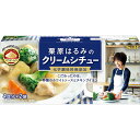 (商品説明) 栗原はるみさん監修のクリームシチューです。特製のチキンブイヨンと丁寧に仕立てたホワイトソースを合わせることで、素材のおいしさがたっぷり味わえます。（化学調味料無添加） (原材料） 食用油脂（牛脂豚脂混合油脂、なたね油）、でん粉（国内製造）、小麦粉、チキンエキスパウダー、クリーミングパウダー、ミルクパウダー、食塩、砂糖、生クリーム加工品、デキストリン、酵母エキスパウダー、チキンブイヨンパウダー、バター、酵母粉末、香辛料、バター加工品／リン酸Ca、乳化剤、酸味料、香料、（一部に小麦・乳成分・大豆・鶏肉を含む） (栄養成分） 1皿分(ルウ13.5g)あたり エネルギー67kcal・たんぱく質1.1g・脂質4.1g(飽和脂肪酸2.3g）・炭水化物6.6g(糖質6.4g、食物繊維0.2g）・食塩相当量1.2g (アレルギー) 小麦、乳成分、大豆、鶏肉