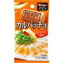 [ 商品説明 ] 鯛の淡泊な味わいにぴったりのガーリックや2種類のペパーの濃厚な風味が特徴です。(サーモンやタコでも美味しくお召し上がりいただけます) オリーブオイルとまぜてかけるだけで出来あがりです。 [ 原材料 ] 食塩(国内製造)、ブラックペパー、アーモンドパウダー、砂糖、ガーリックパウダー、ホワイトペパー、唐がらし、パセリ/調味料(アミノ酸等)、酸味料、香料、(一部にアーモンド・大豆を含む) [ 栄養成分 ] 1袋（3g）あたり：エネルギー　8.7kcal、たんぱく質　0.48g、脂質　0.19g、炭水化物　1.3g、食塩相当量　1.3g