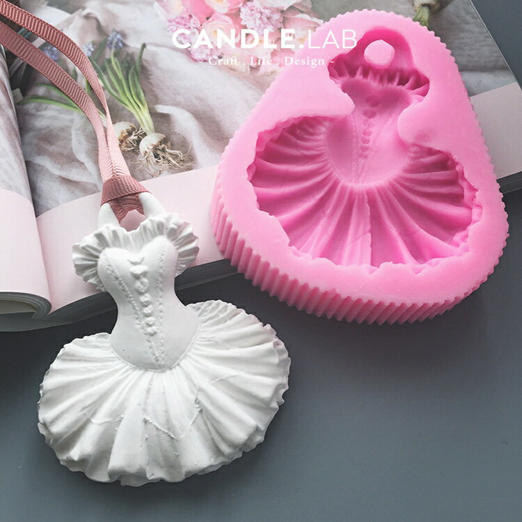 ドレス シリコンモールド 穴あき 通し穴 アロマハイストーン 石膏 手作り 石鹸 レジン 樹脂 粘土 クレイアート プレゼント アロマキャンドル オルゴナイト 型 抜き型 シリコン 型 レジン 服 ワンピース 女の子 フリル お姫様 バスボム 可愛い