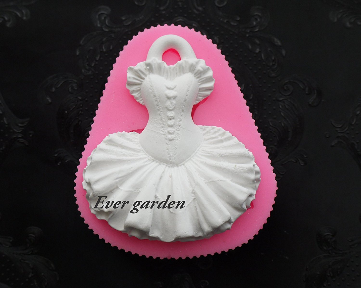 ドレス シリコンモールド 穴あき 通し穴 アロマハイストーン 石膏 手作り 石鹸 レジン 樹脂 粘土 クレイアート プレゼント アロマキャンドル オルゴナイト 型 抜き型 シリコン 型 レジン 服 ワンピース 女の子 フリル お姫様 バスボム 可愛い格安通販　バレンタイン　人気　ランキング