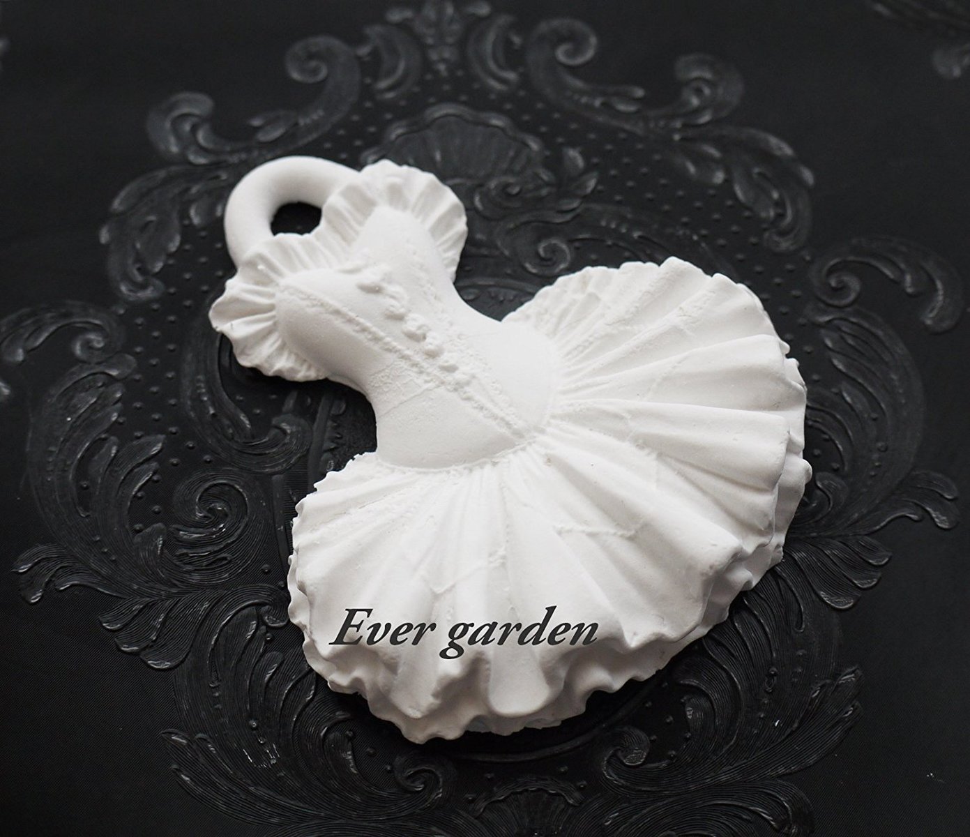 ドレス シリコンモールド 穴あき 通し穴 アロマハイストーン 石膏 手作り 石鹸 レジン 樹脂 粘土 クレイアート プレゼント アロマキャンドル オルゴナイト 型 抜き型 シリコン 型 レジン 服 ワンピース 女の子 フリル お姫様 バスボム 可愛い格安通販　バレンタイン　人気　ランキング