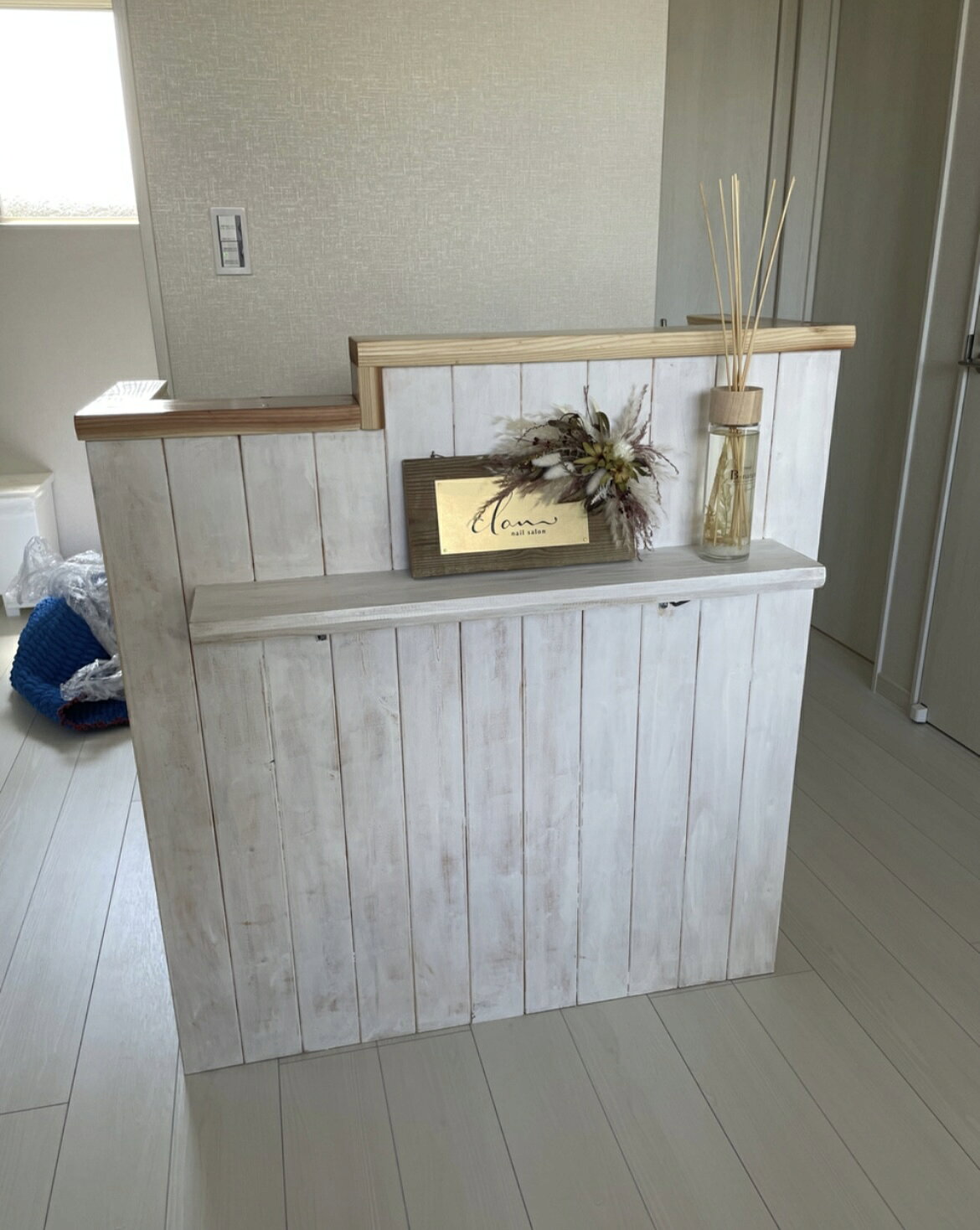 段差カウンター　アンティーク調仕上げ　レジカウンター