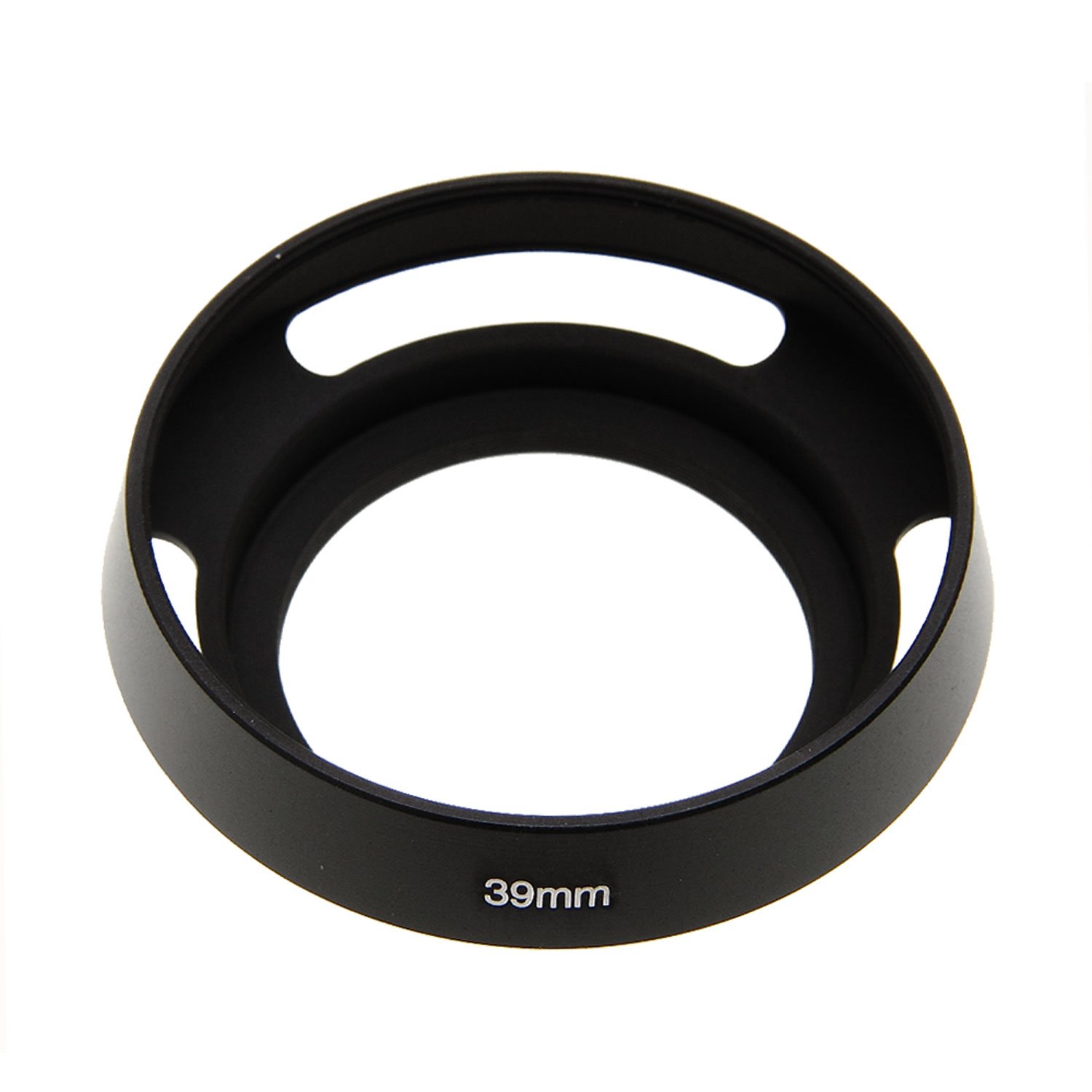・ 39mm H39B・・Size:39mmPatternName:単品・ねじ込み取付式 クラシックメタルレンズフード ブラック 39mm・各社35mm換算焦点距離35mm以上のレンズに対応・表面側は半光沢のブラック塗装、内側は内面反射を防ぐつや消し塗装・フード先端にF-Foto製52mm用レンズキャップ取り付け可能・最大外径59mm、最小内径39mm、厚さ約21mm説明 クラシックメタルレンズフード39mmです。 金属製で表面は、半光沢のブラック塗装、 内側は内面反射を防ぐため、つや消しの黒色塗装がなされています。 判換算で28-50mmレンズ用です。 対応ねじ直径は39mmで、取り付けはねじ込み方式となります。 最大外径62mm、最小内径39mm、高さ約20mm フード先端は、ネジ切り処理がされておりますので、 本製品を取り付けたまま直径52mmフィルターや レンズキャップ等を装着することは可能です。 各社39mm径レンズに装着可能です。