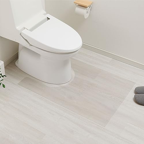 f.トイレマットクリア/60 x 90 cm (長方形)/TM60-90-1E・Size:60 x 90 cm (長方形)Style:f.トイレマット・パッケージ個数:1・製品サイズ / 幅60×奥行90×厚さ0.08cm・耐熱温度 / 60℃・材質 / 塩化ビニル樹脂・原産国 / 日本・トイレマットはどの素材を使用していますか？においの原因はマットからも生じます。汚れたら洗う・気付いてから洗うより、お手入れ簡単！サッと拭き取るだけの『透明トイレマット』。商品紹介 【注意事項】 ・ビニールの素材の特性上、どうしても3%〜5%の収縮がおこるため、表示サイズより長めのサイズでご提供しております。 　また、お使いいただく環境(温度・湿度など)によっても収縮することがあります。 ・本製品には表裏があります。巻いている内側が表面、外側が裏面です。 ・巻いた状態でご提供しますので、巻きグセが生じていますが、しばらくすると馴染んできます。 　巻きグセが強い場合は、重しなどをおいて平らにしてください。 ・本製品は巻いたままや折りたたんだ状態での保管は避けてください。跡が残り、変形の原因となります。 　商品到着後も、すぐに広げてください。 安全警告 この製品はビニール素材のため、使用環境によって収縮する可能性があります。到着後はすぐに広げ、折りたたんだり巻いたまま保管しないでください。跡が残り、変形の原因となります。また、商品を平らにするために重しなどを置いてもよいです。